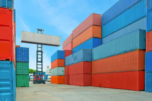 Кран підйомник контейнер коробка завантаження до вантажівки в імпорті е — стокове фото