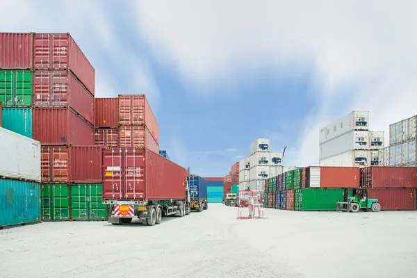 Shipping containers at the docks — Stock Photo, Image