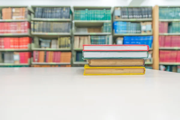 Une pile de livres avec bibliothèque au dos — Photo