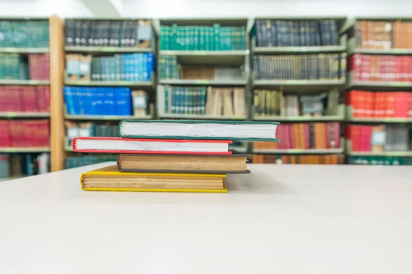 Une pile de livres avec bibliothèque au dos — Photo