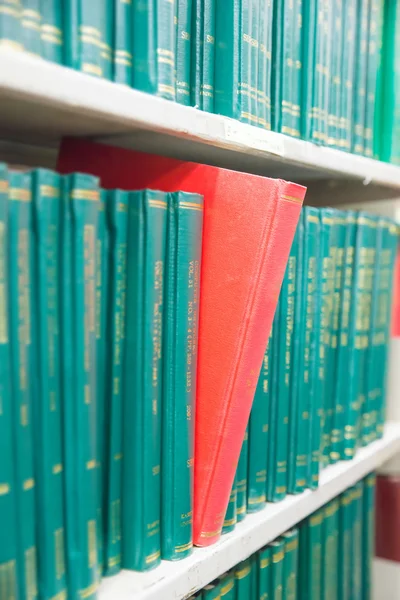 Libro en una estantería destacando en la biblioteca universitaria — Foto de Stock