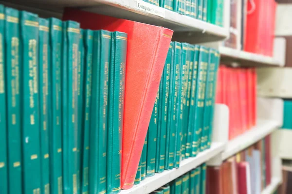 Prenota in una libreria che spicca nella biblioteca universitaria — Foto Stock