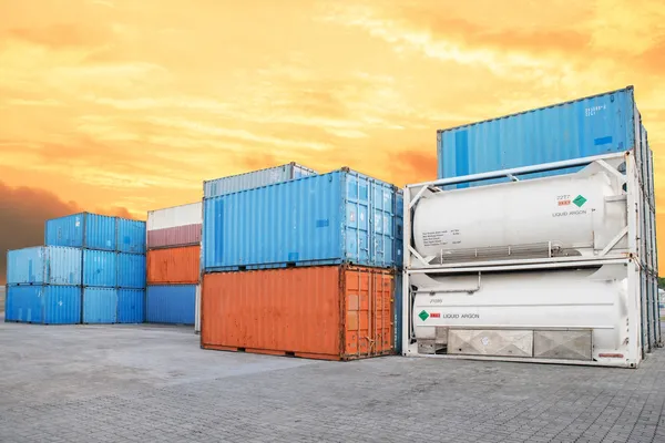 Pilha de contentores de carga e tanque de líquido nas docas — Fotografia de Stock