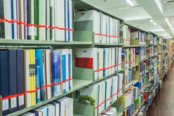 Bokhylla eller bok hylla i ett universitetsbibliotek — Stockfoto