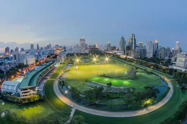 Vista noturna da cidade de Bangkok com lente de visão de olho de peixe — Fotografia de Stock