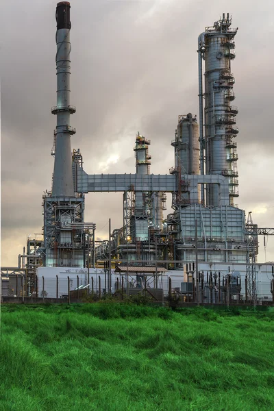 Oil refinery at twilight — Stock Photo, Image