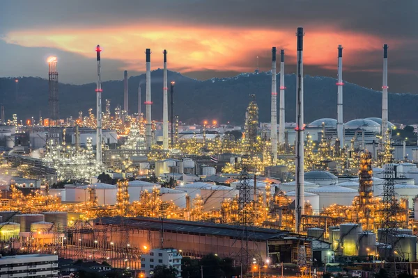 Landschap van olieraffinaderij in dramatische schemerlicht — Stockfoto