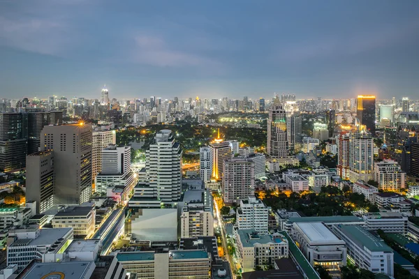 Cidade comercial moderna (Bangkok) à noite — Fotografia de Stock