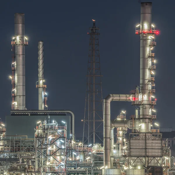 Torre de refinaria de petróleo no crepúsculo — Fotografia de Stock