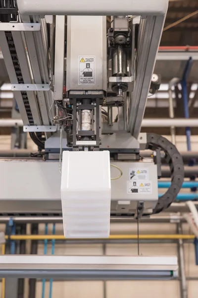 Industrieroboter arbeitet in Fabrik — Stockfoto