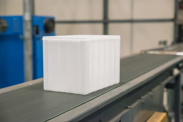 Plastic doos in gordel in fabriek — Stockfoto