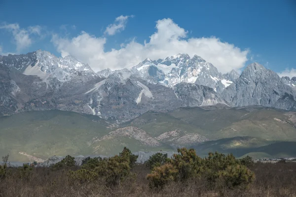 Jade dragon snow mountain in wolk — Stockfoto