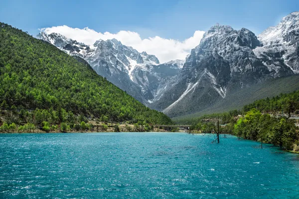 Водоспад річки Біла вода в mt.jade дракон сніг — стокове фото