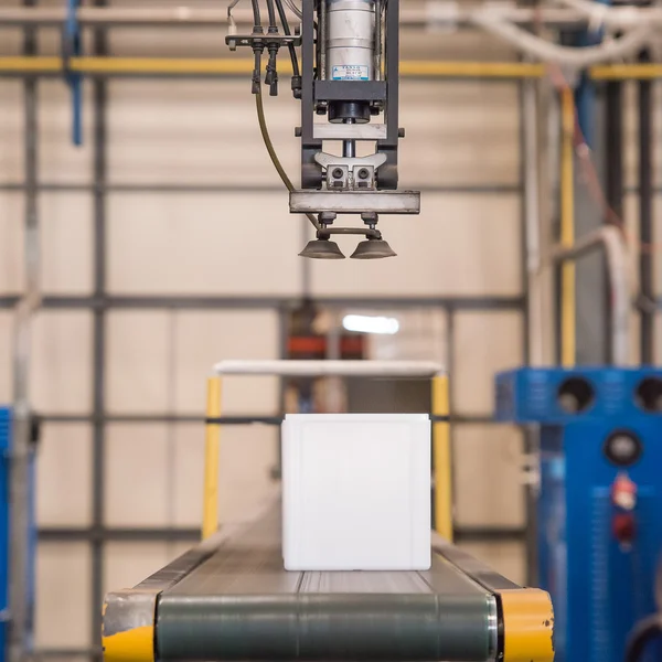 Industrieroboter arbeitet in Fabrik — Stockfoto