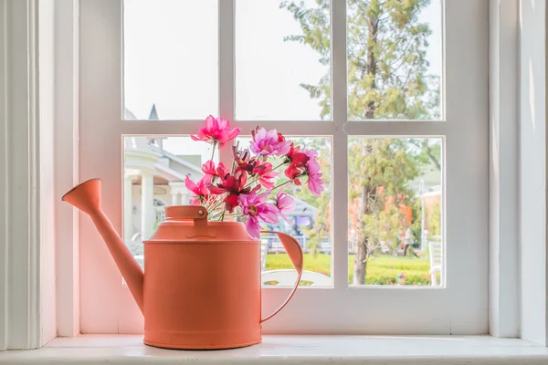 Maceta con una flor en la casa de campo del alféizar de la ventana — Foto de Stock