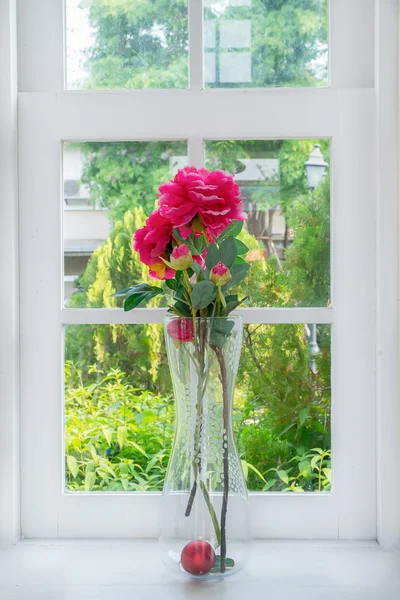 Vaso con un fiore sul davanzale della finestra casa di campagna — Foto Stock