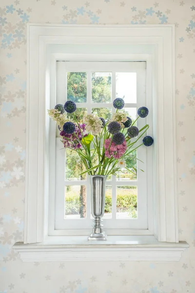 Vaas met een bloem op de vensterbank landhuis — Stockfoto