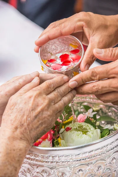 Despeje água nas mãos de anciãos reverenciados e dá bênção em — Fotografia de Stock