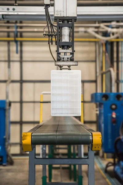 Przemysłowy robot pracuje w fabryce — Zdjęcie stockowe