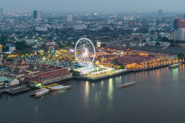 Ruota panoramica nella città di Bangkok di notte — Foto Stock
