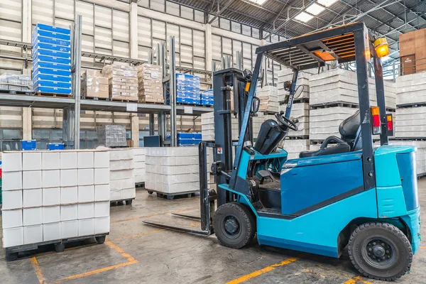 Forklift in the large modern warehouse — Stock Photo, Image