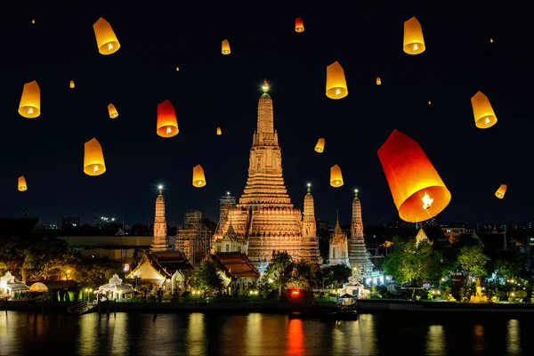 ワット ・ アルンラーチャワラーラーム ロイ krathong 日、タイの下で — ストック写真