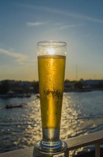 Bier gegen strahlend blauen Himmel — Stockfoto