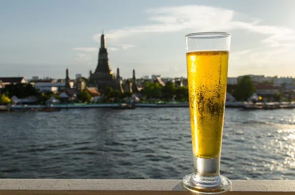 Bierglas auf berühmten Platz Hintergrund. wat arun, bangkok, thailan — Stockfoto