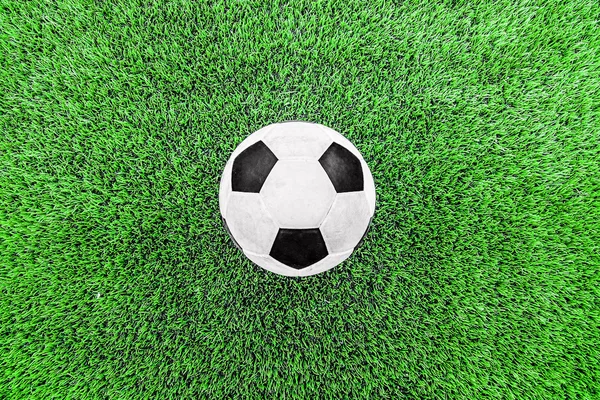 绿草上的足球 — 图库照片