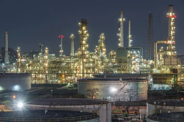 Oljeraffinaderi vid skymning — Stockfoto