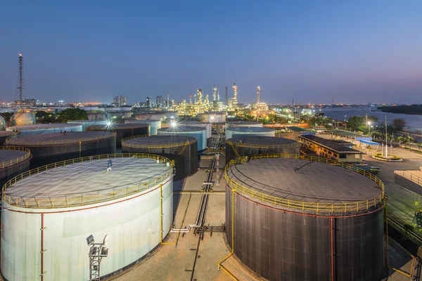 Paisagem da indústria de refinaria de petróleo com tanque de armazenamento de óleo — Fotografia de Stock