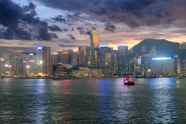 Skyline von Hongkong bei Sonnenuntergang. — Stockfoto