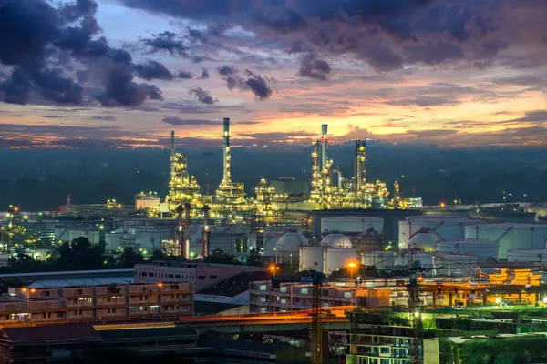 Industrie pétrochimique (raffinerie de pétrole) au crépuscule — Photo