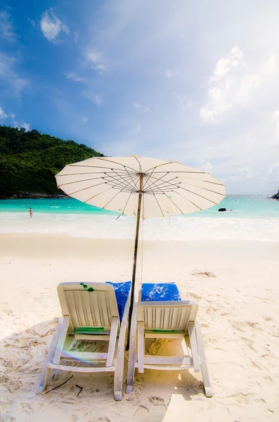 Cadeira de praia na praia de areia — Fotografia de Stock