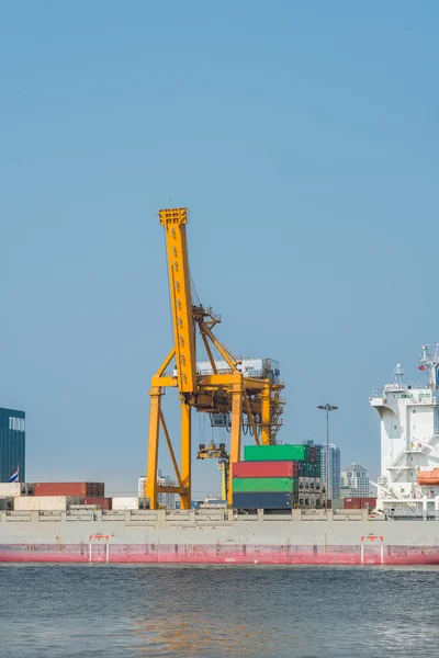 Przemysłowe żeglugi portu w Bangkoku z błękitnego nieba — Zdjęcie stockowe