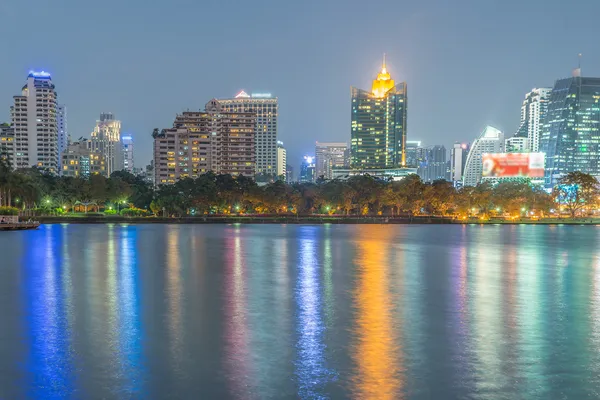 Geschäftshaus im Zwielicht Bangkoks — Stockfoto