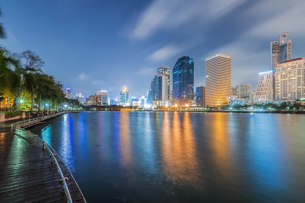 Geschäftshaus im Zwielicht Bangkoks — Stockfoto