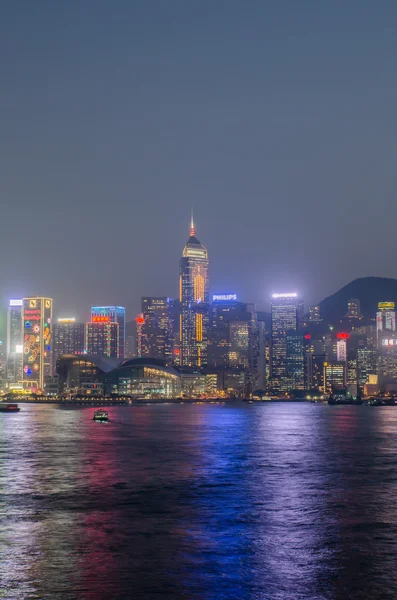 Skyline der Stadt Hongkong bei Nacht über dem Viktoria-Hafen — Stockfoto