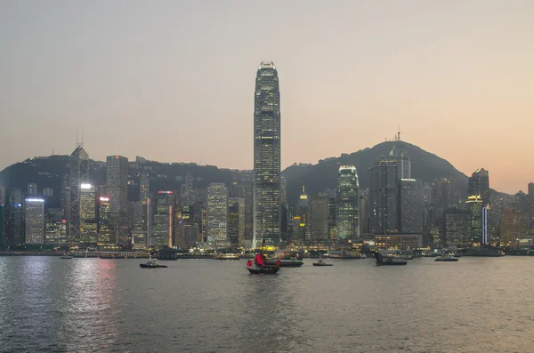 Ciudad de Hong Kong skyline por la noche sobre Victoria Harbor — Foto de Stock