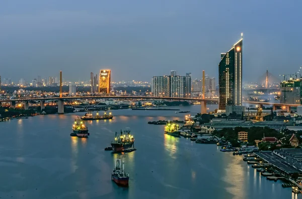 Vista aérea de Bangkok Skyline ao longo do rio Chaophraya ao entardecer — Fotografia de Stock