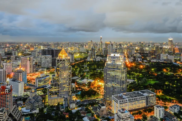 Wgląd nocy miasta Bangkoku z ładnym niebem — Zdjęcie stockowe