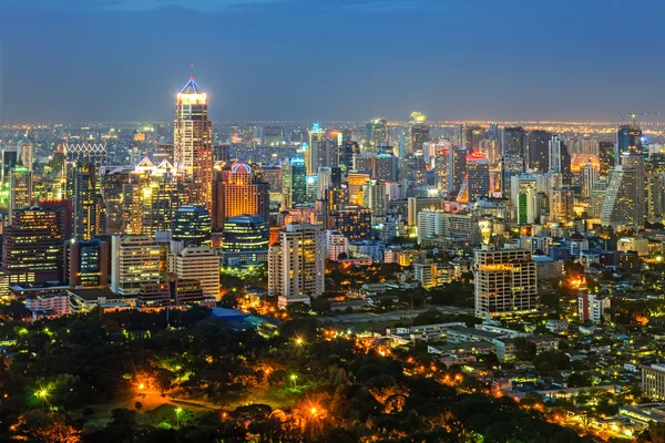 Nacht uitzicht op de Bangkok stad met mooie hemel — Stockfoto