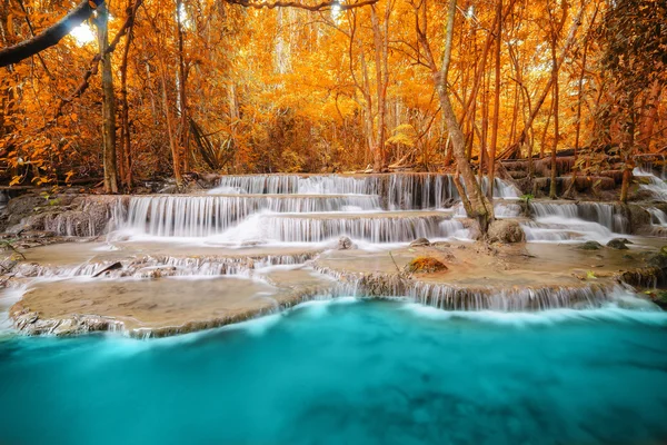 Diepe woud waterval in kanchanaburi — Stockfoto