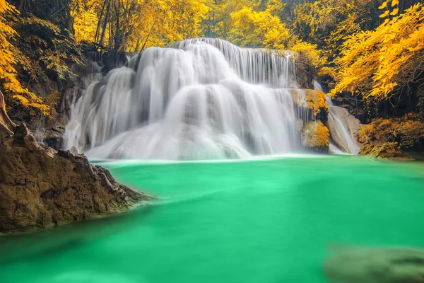 Hluboký lesní vodopád v kanchanaburi — Stock fotografie