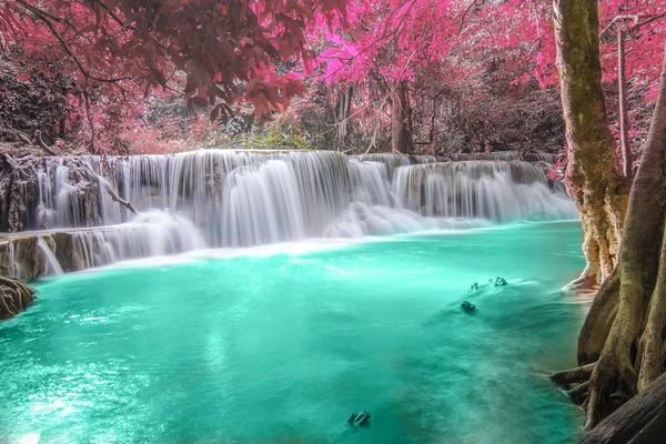 Tiefer Waldwasserfall in Kanchanaburi — Stockfoto