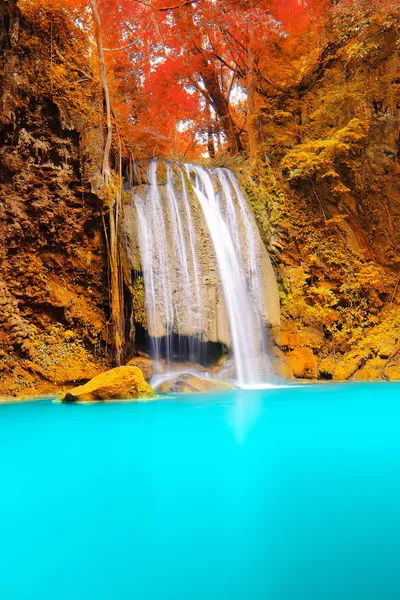 Floresta profunda Cachoeira em Kanchanaburi — Fotografia de Stock