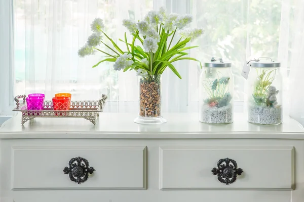 Vase mit Blume und Vintage dekorieren auf Tisch mit Fensterbank i — Stockfoto