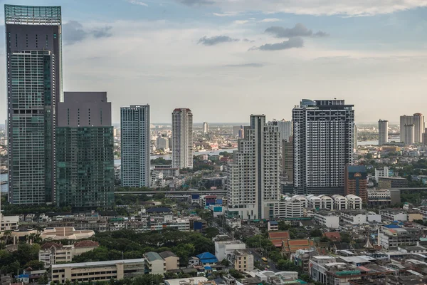 Bangkok Cityscape, Distrito de negocios con edificio alto al atardecer — Foto de Stock