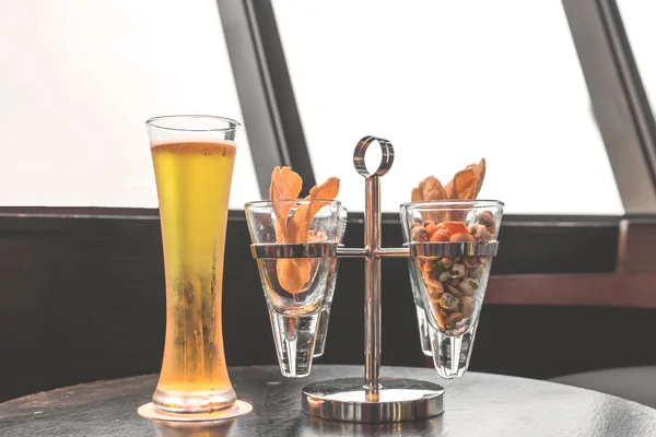 Piwo, orzechy w szkło i przekąska — Zdjęcie stockowe