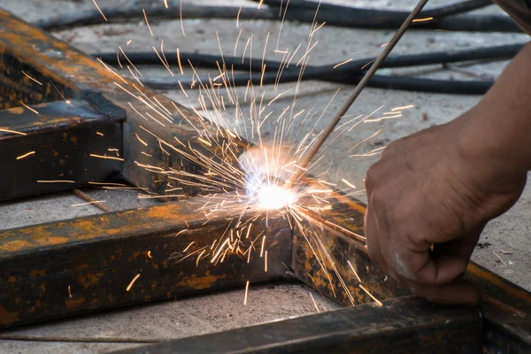 Woker welding steel with sparks lighting — Stock Photo, Image